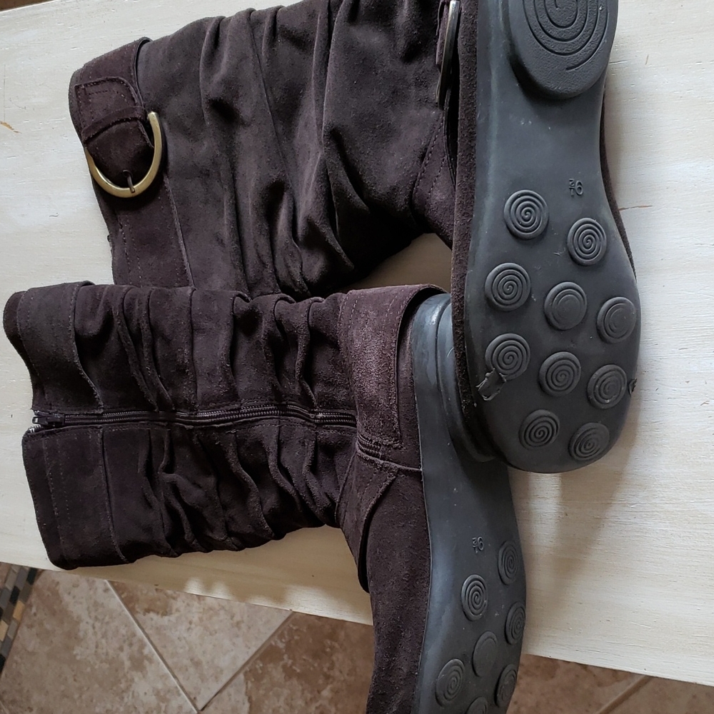 Great condition brown very small heel. - Picture 10 of 10